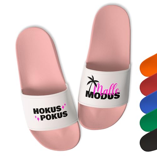 True Statements Lustige Badelatschen Damen & Herren „Hokus Pokus Malle Modus” - Trendige Schlappen Latschen Hausschuhe Unisex - aus robustem PVC, Rosa, Gr. 39 von True Statements