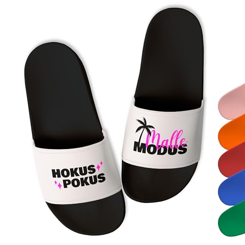 True Statements Lustige Badelatschen Damen & Herren „Hokus Pokus Malle Modus” - Trendige Schlappen Latschen Hausschuhe Unisex - aus robustem PVC, Schwarz, Gr. 38 von True Statements