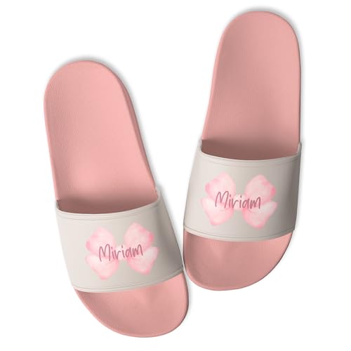 True Statements Trendige Badelatschen „Rosa Schleife” personalisiert mit Name - aus robustem PVC - Damen, Herren, Unisex, Rosa, Gr. 39 True Statements Trendige Badelatschen „Rosa Schleife” personalisiert mit Name - aus robustem PVC - Damen, Herren, Unisex, Rosa, Gr. 39 von True Statements