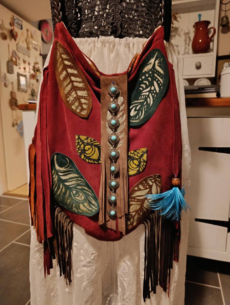 Handgemachte Handbemalte Ooak Boho Wearable Art Rote Leder Fransentasche von TrueBohemia