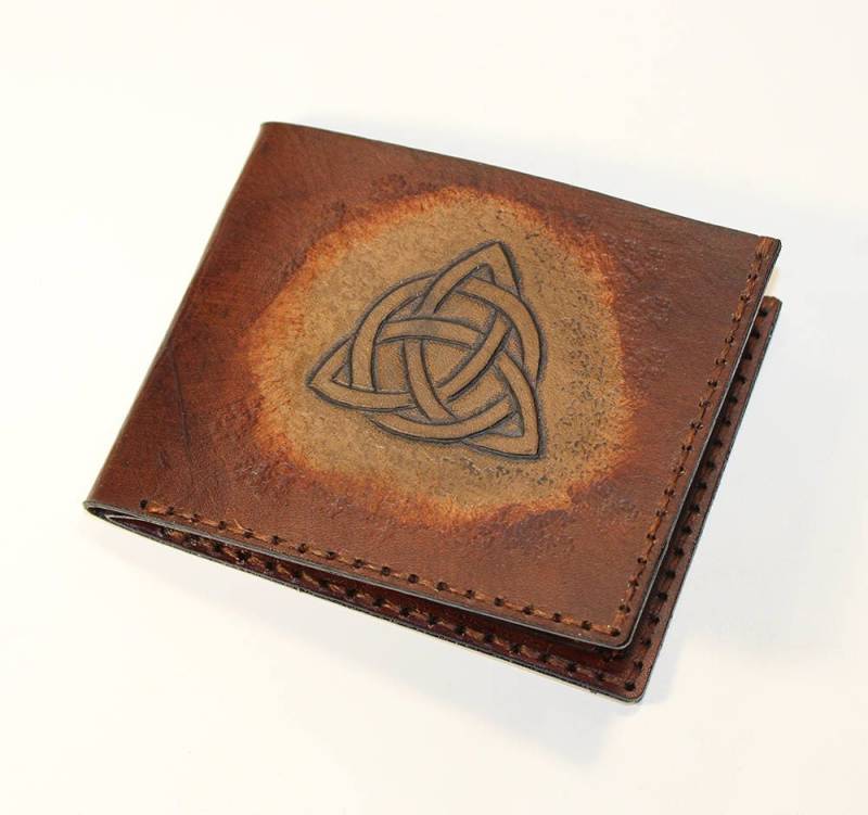 Handgefertigte Geldbörse Aus Braunem Leder Mit Triquetra von TrueCalf