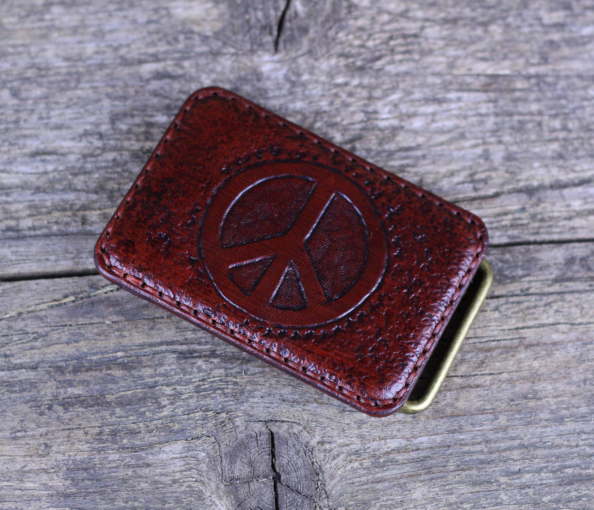 Handgefertigte Gürtelschnalle Aus Leder Mit Peace Zeichen | 38mm von TrueCalf