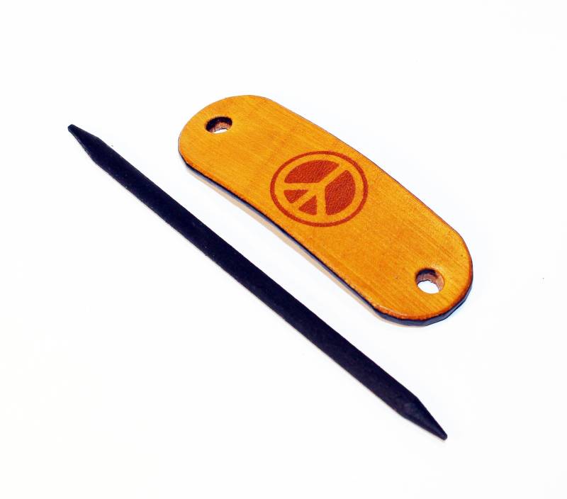 Handgefertigte Haarspange Aus Leder Peace Zeichen Mit Holzstab von TrueCalf