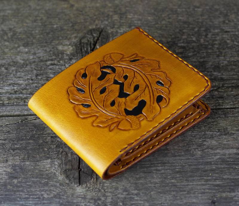 Handgefertigte Leder Geldbörse Mit Eichenblatt Design Münz - & Kartenhalter von TrueCalf