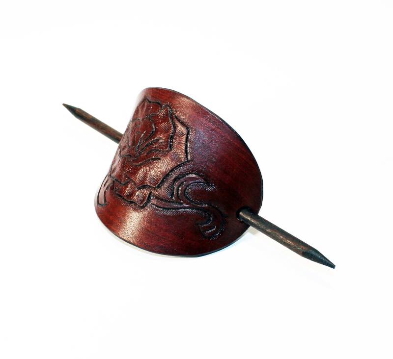 Handgefertigte Leder Haarspange Mit Rose Punzierte Haarnadel von TrueCalf