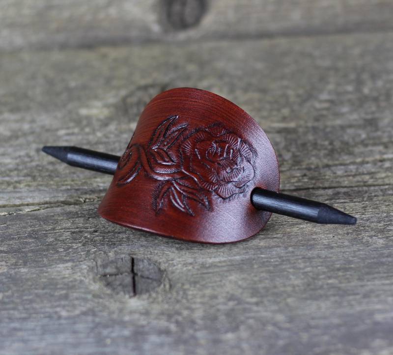 Handgefertigte Leder Haarspange Mit Rose Punzierte Haarnadel von TrueCalf