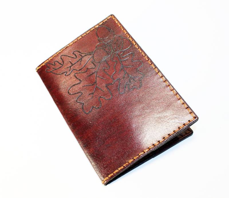 Handgefertigte Leder Passhülle Eichenblatt Design von TrueCalf