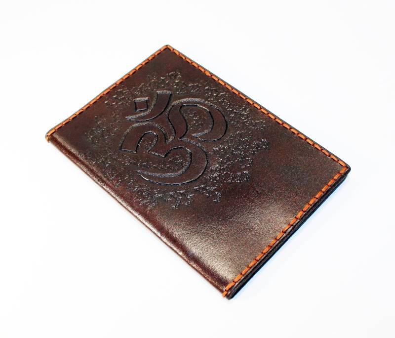 Handgefertigte Leder Passhülle Mit Om Symbol von TrueCalf