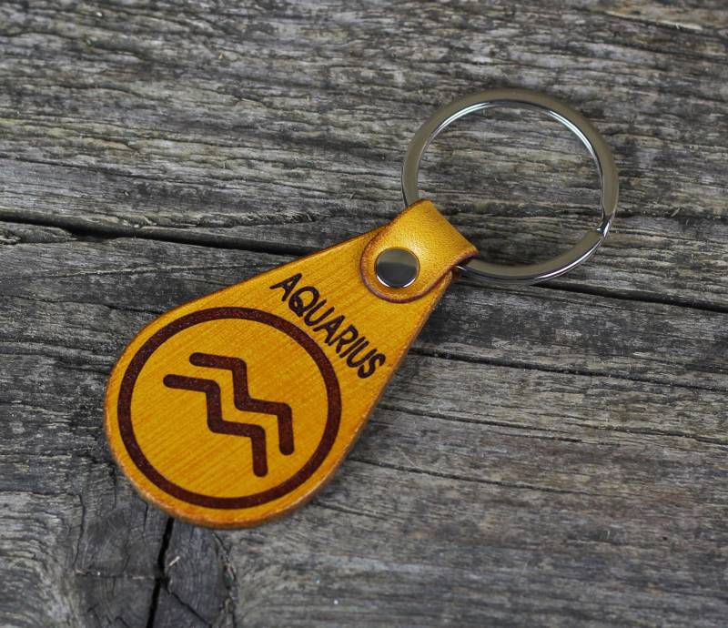 Handgefertigter Leder Schlüsselanhänger Wassermann Sternzeichen Symbol von TrueCalf