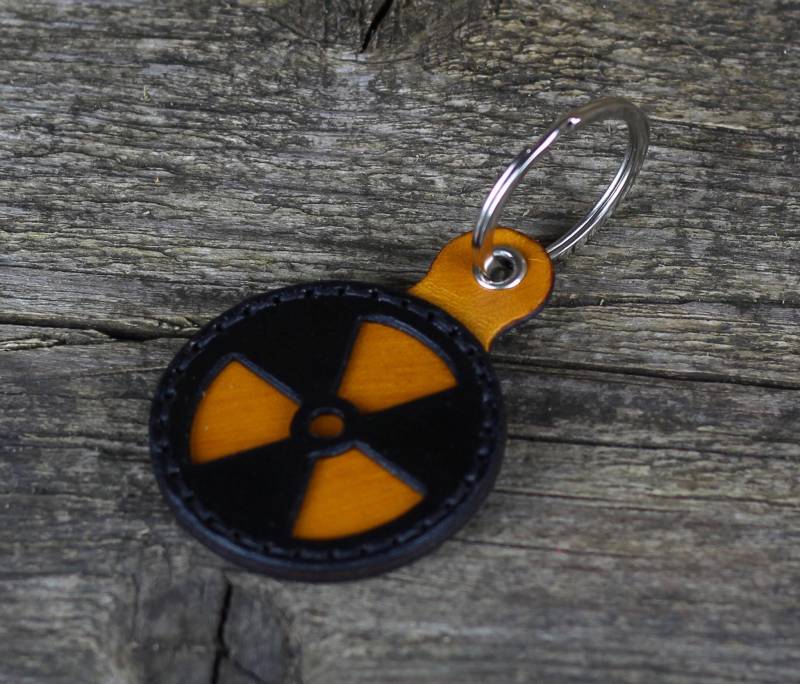 Handgefertigter Strahlensymbol Leder Schlüsselanhänger Biohazard Schlüsselanhänger von TrueCalf