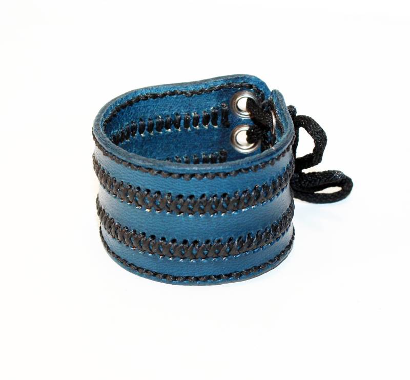 Handgefertigtes Blau Leder Manschette Armband Einstellbar Unisex Design von TrueCalf