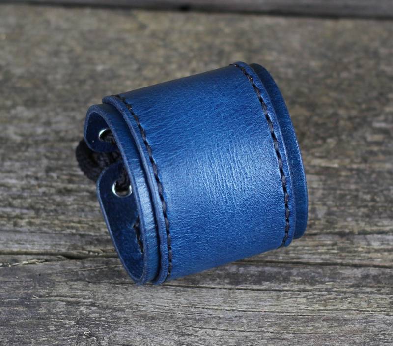 Handgefertigtes Blau Leder Manschette Armband Einstellbare Unisex Accessoire von TrueCalf