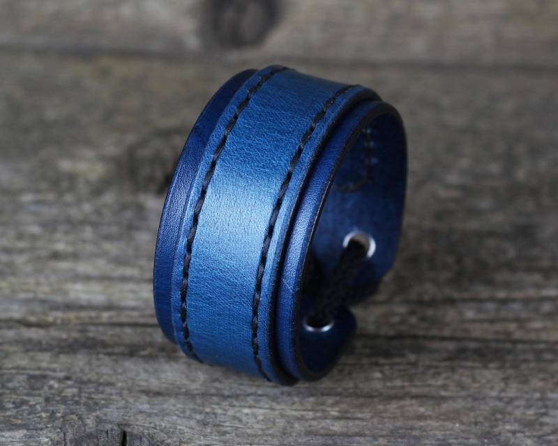 Handgefertigtes Blau Leder Manschette Armband Einstellbare Unisex Accessoire von TrueCalf