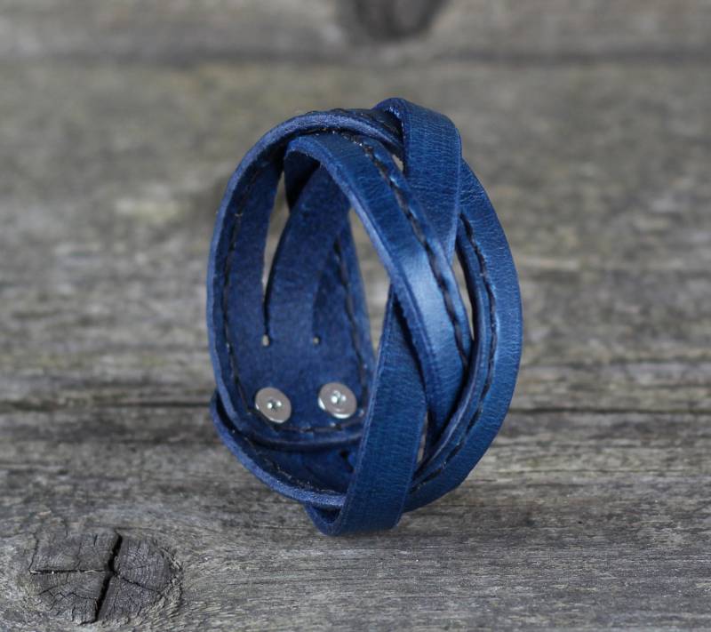 Handgefertigtes Blau Leder Manschette Armband Geflochtenes Design von TrueCalf