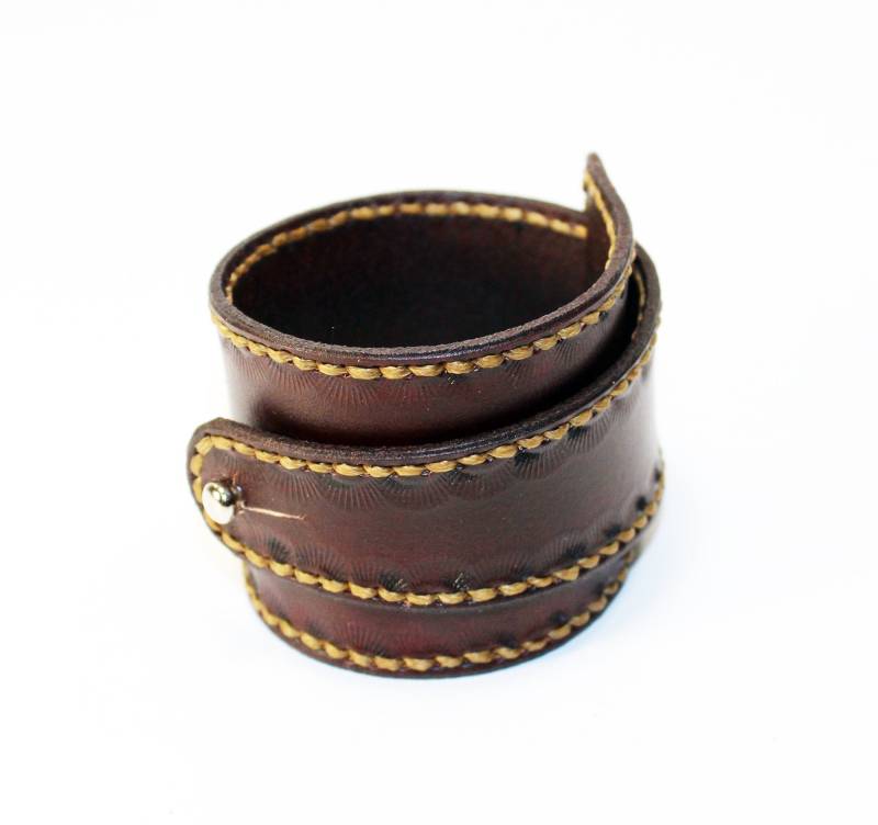 Handgefertigtes Braun Leder Manschette Armband Unisex Zubehör von TrueCalf