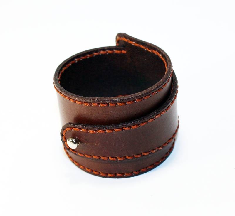 Handgefertigtes Braun Leder Manschette Armband Unisex Zubehör von TrueCalf