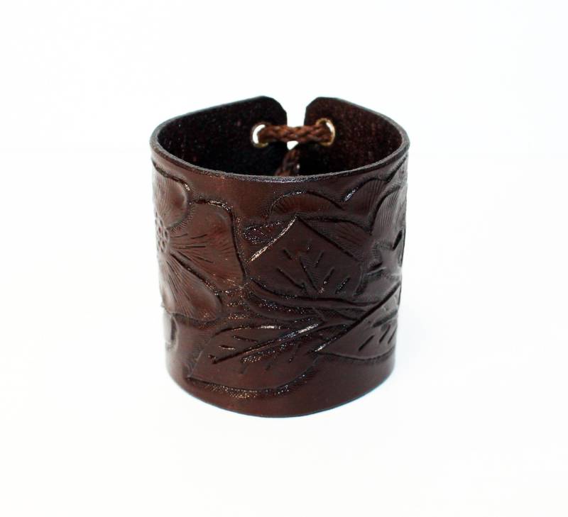 Handgefertigtes Braun Lederarmband Geprägtes Blumen Design von TrueCalf