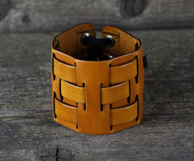 Handgefertigtes Gelb Leder Manschette Armband Verstellbares Breites Band von TrueCalf