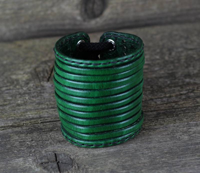 Handgefertigtes Grünes Leder Manschettenarmband Einstellbar Unisex Design von TrueCalf