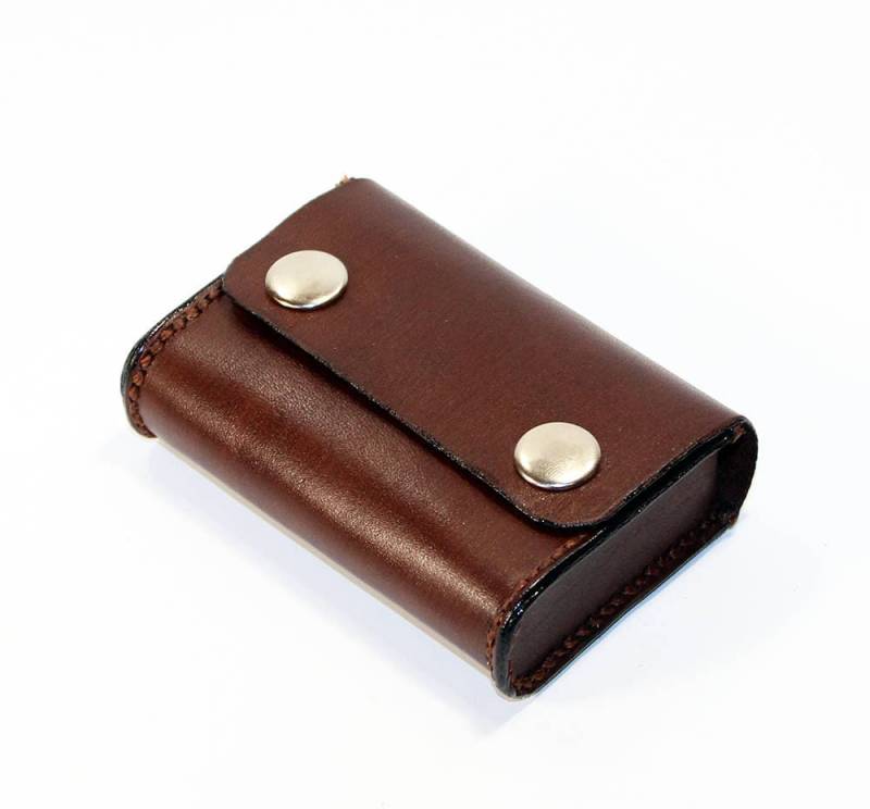 Handgefertigtes Kartenetui Aus Braunem Pflanzlich Gegerbtem Leder von TrueCalf