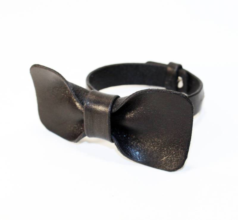 Handgefertigtes Leder Bogen Armband Einzigartiges Schwarzes Manschetten Armband von TrueCalf