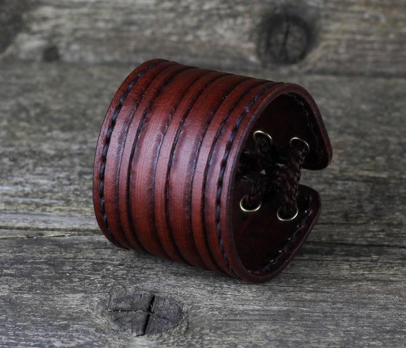 Handgefertigtes Lederarmband Anpassbarer Unisex Armreif von TrueCalf