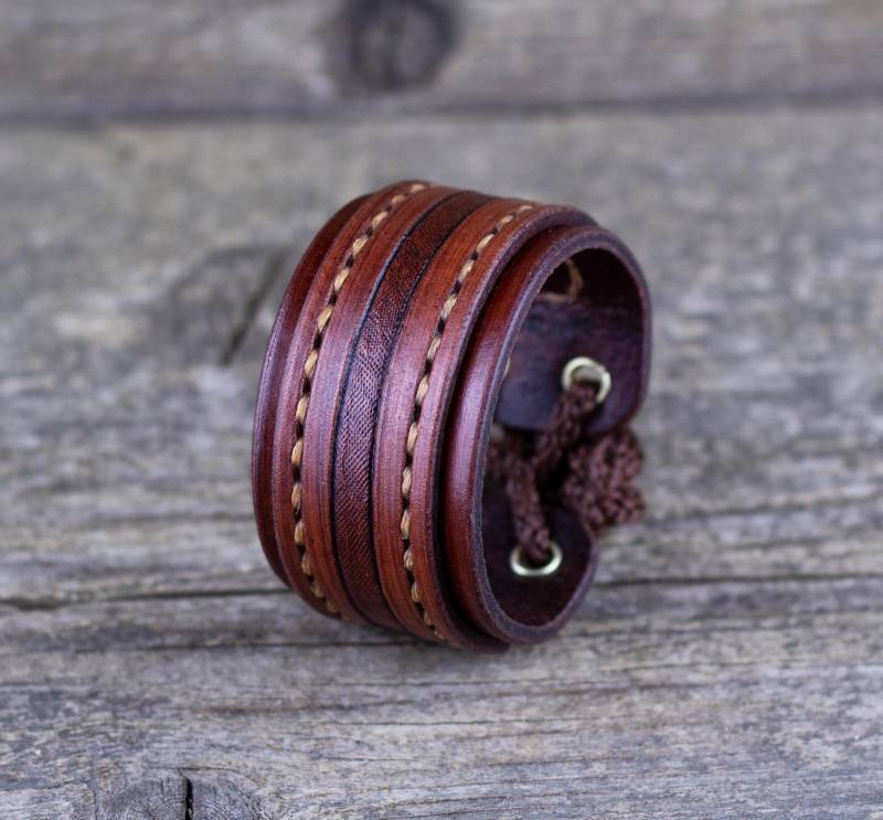 Handgefertigtes Lederarmband Anpassbares Boho Armband von TrueCalf