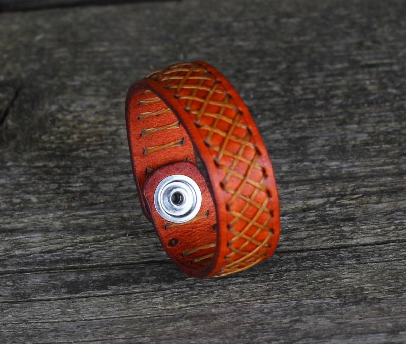 Handgefertigtes Oranges Lederarmband Pflanzlich Gegerbtes Leder von TrueCalf