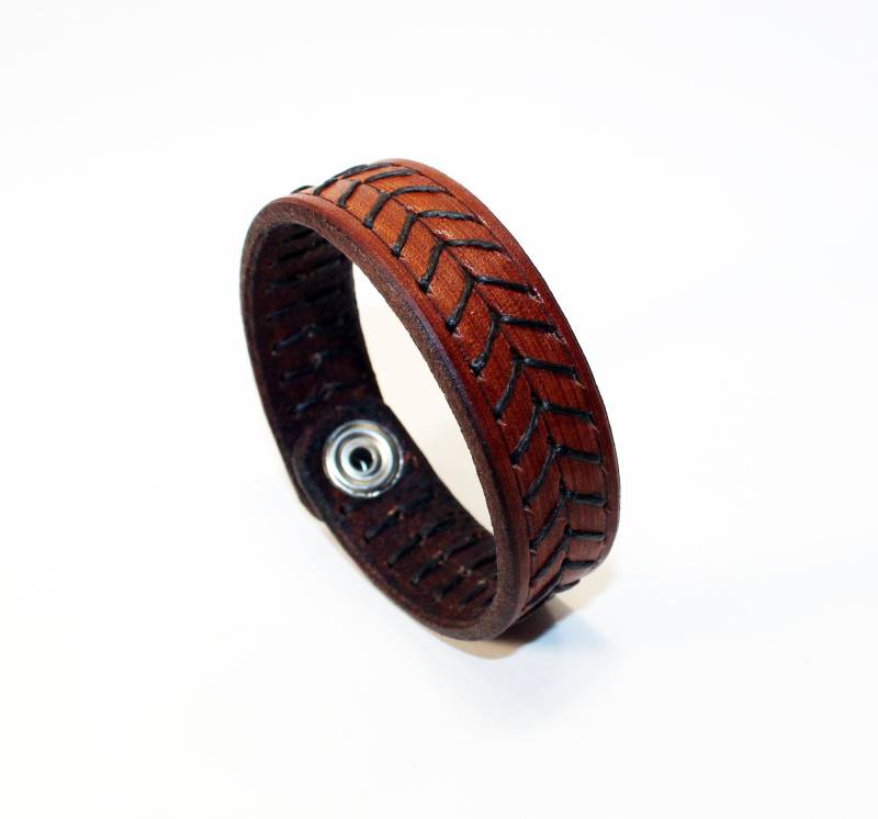 Handgefertigtes Pflanzlich Gegerbtes Lederarmband in Braun von TrueCalf