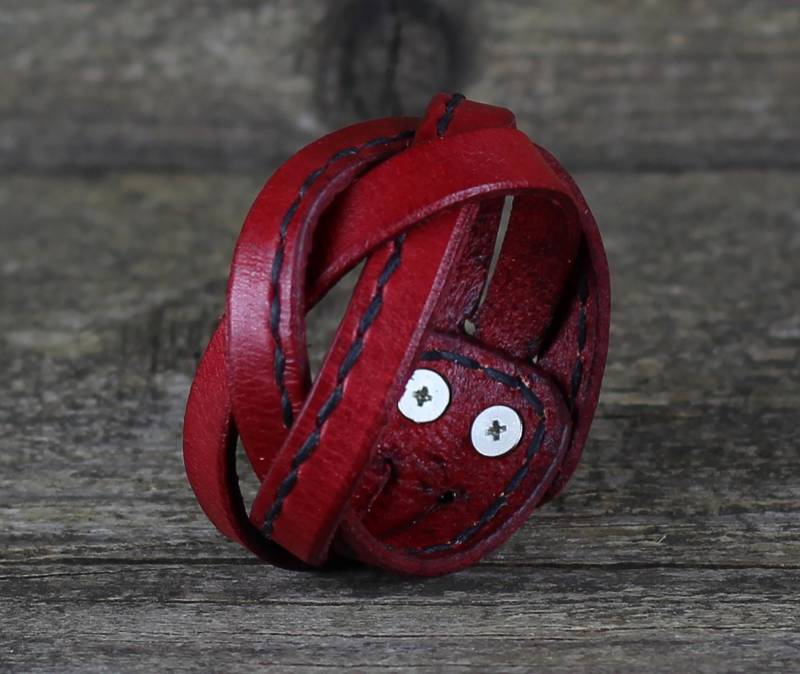 Handgefertigtes Rotes Leder Manschette Armband Damen Handgelenk Accessoire von TrueCalf