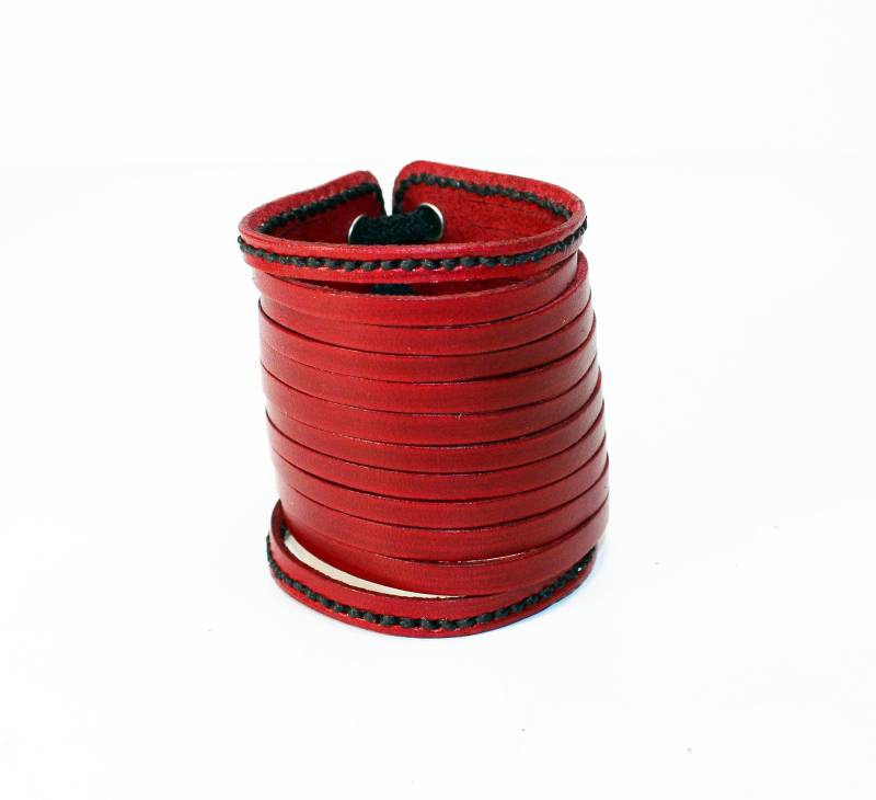 Handgefertigtes Rotes Leder Manschette Armband Einstellbares Unisex Accessoire von TrueCalf