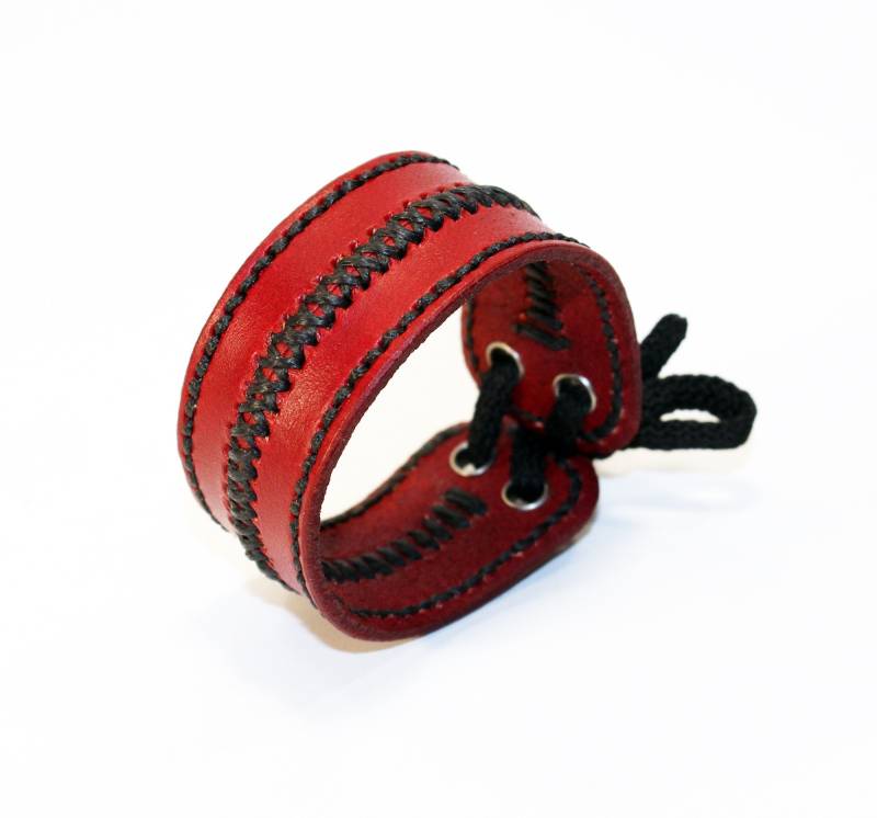 Handgefertigtes Rotes Leder Manschette Armband Einstellbares Unisex Accessoire von TrueCalf