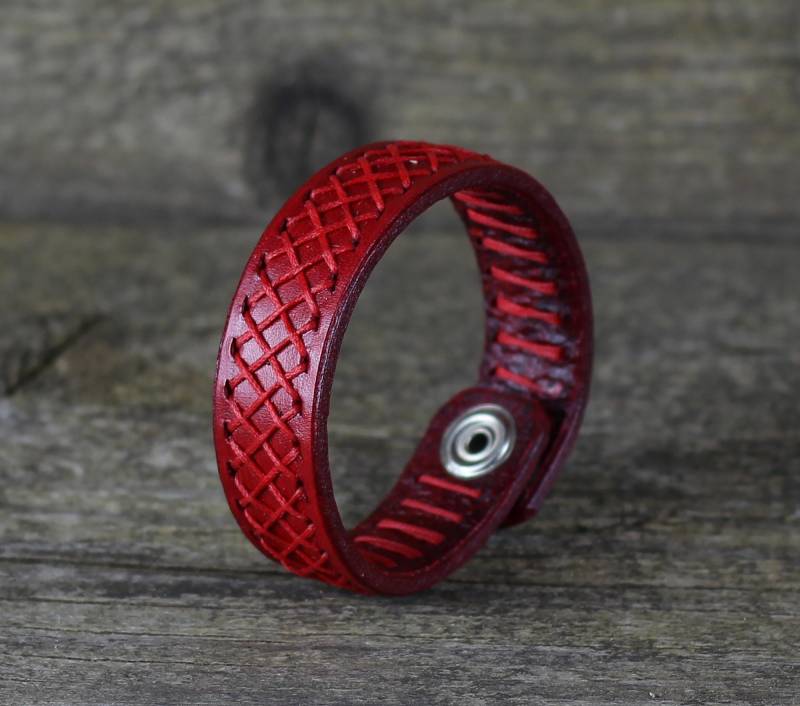 Handgefertigtes Rotes Lederarmband, Pflanzlich Gegerbtes Leder von TrueCalf