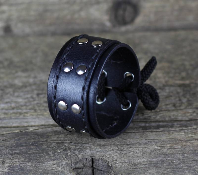 Handgefertigtes Schwarz Leder Manschette Armband Einstellbar Unisex Design von TrueCalf
