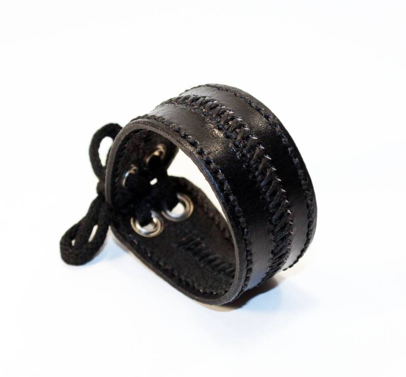 Handgefertigtes Schwarz Leder Manschette Armband Einstellbar Unisex Design von TrueCalf