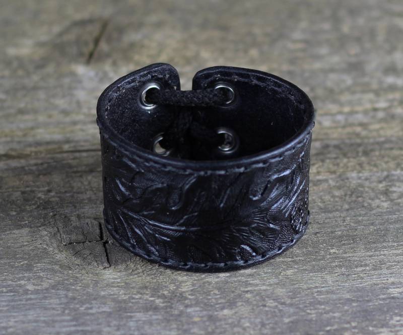 Handgefertigtes Schwarz Leder Manschette Armband Einstellbare Unisex Accessoire von TrueCalf
