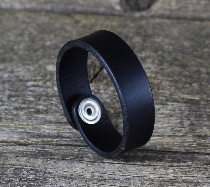 Handgefertigtes Schwarzes Leder Armreif von TrueCalf