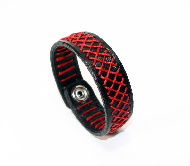 Handgefertigtes Schwarzes Leder Manschetten Armband Pflanzlich Gegerbtes Leder, 2 cm Breit von TrueCalf