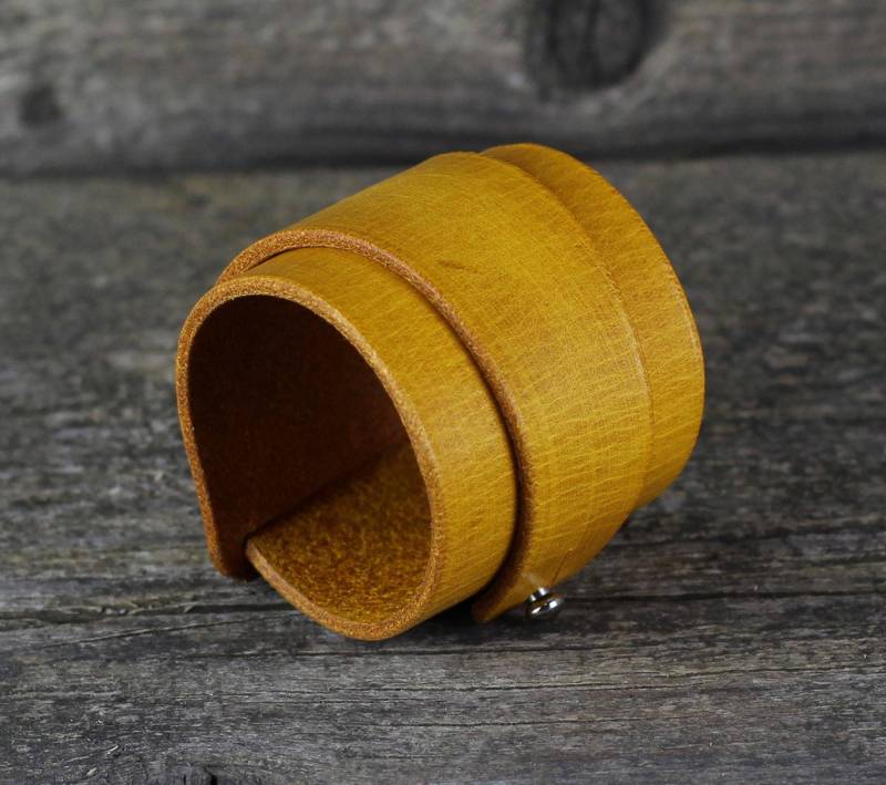 Handgemachtes Gelbes Leder Armreif von TrueCalf