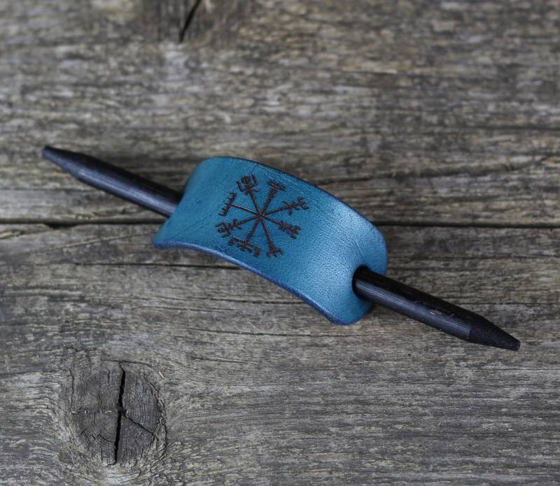 Leder Vegvisir Haarspange Wikinger Haarspange Mit Holzstab von TrueCalf