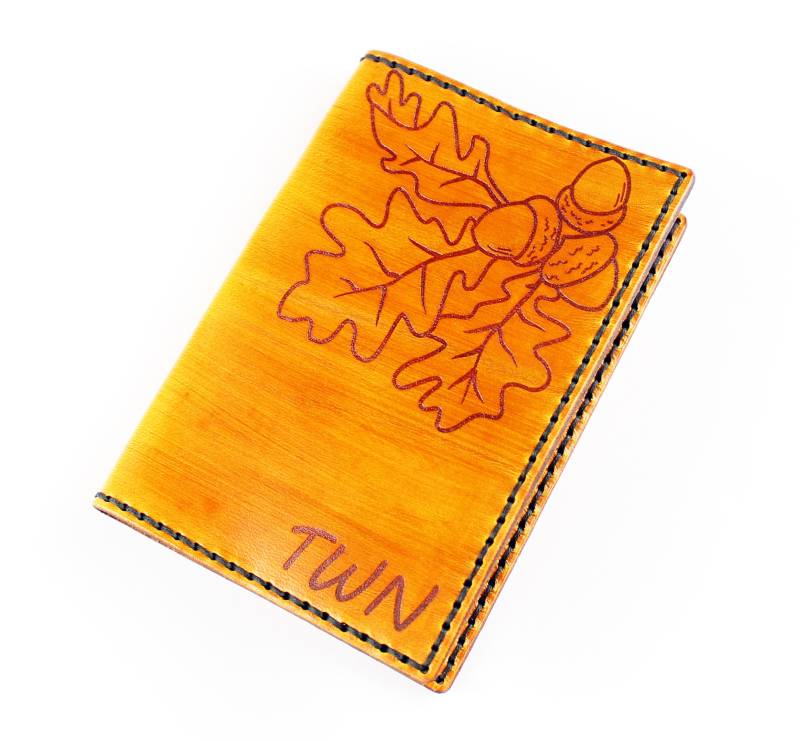 Personalisierte Leder Passport Cover Eichenblatt Design, Handgemachte Reisebrieftasche von TrueCalf