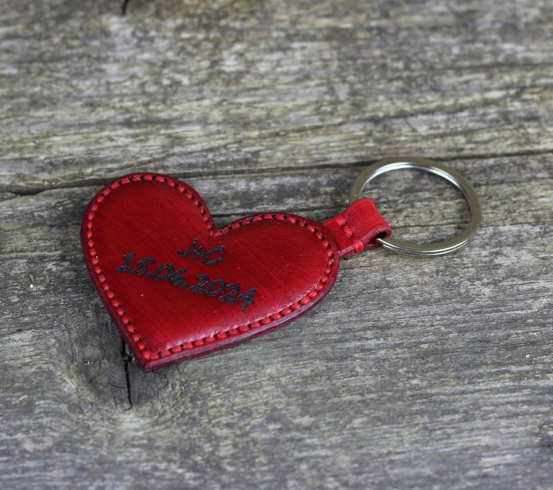 Personalisierte Rote Leder Herz Schlüsselbund, Geschenk Zum Jahrestag von TrueCalf