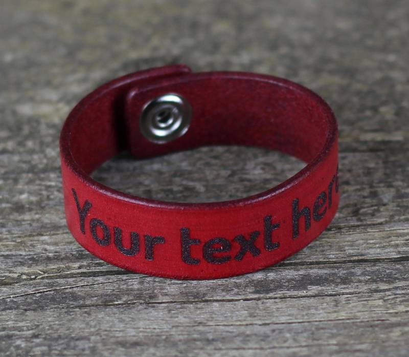 Personalisiertes Rotes Lederarmband Personalisierte Armspange von TrueCalf