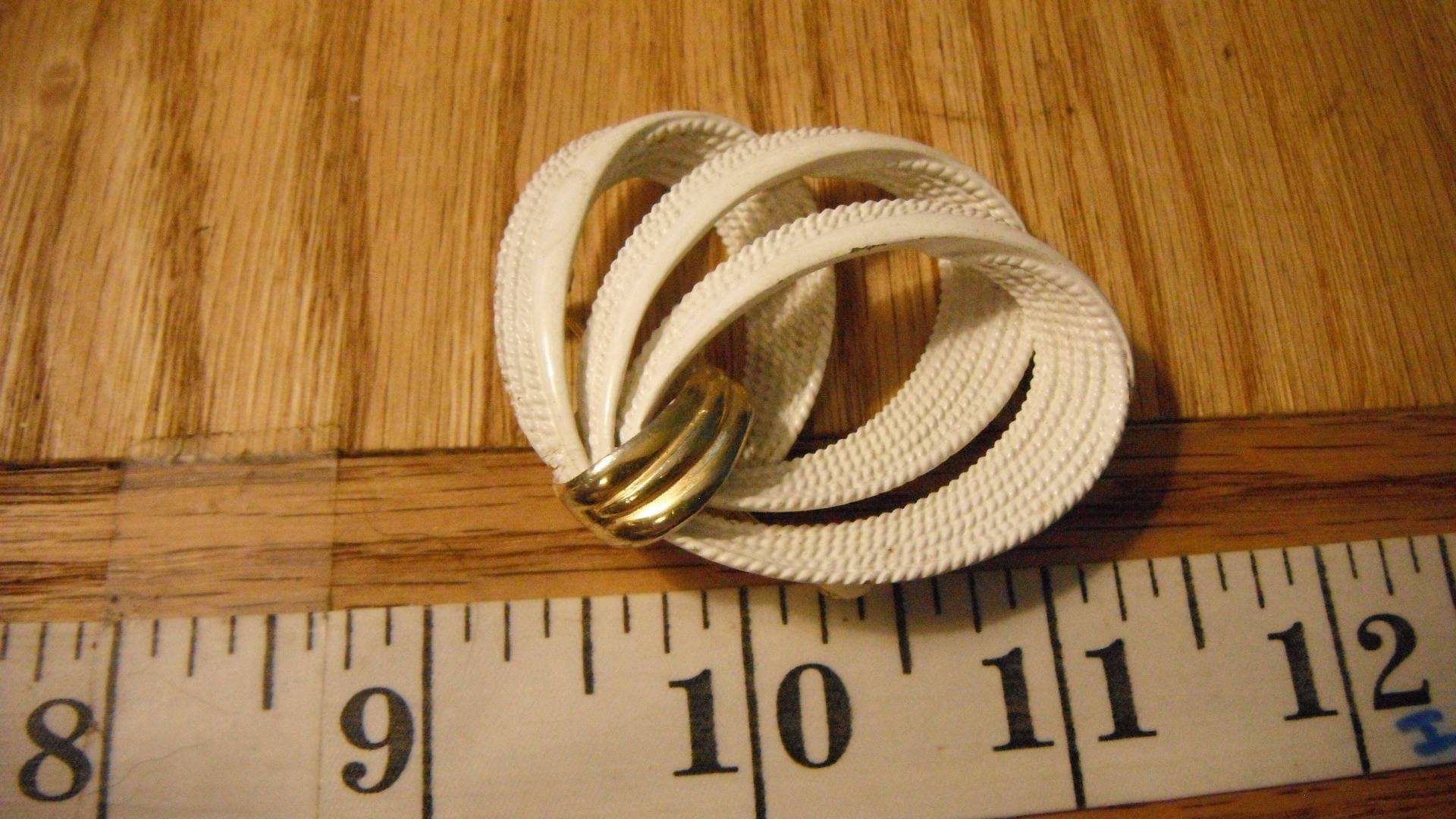 Designer "Monet" Abstrakte Brosche in Weiß & Goldfarben Emaille von TrueDuckEmporium