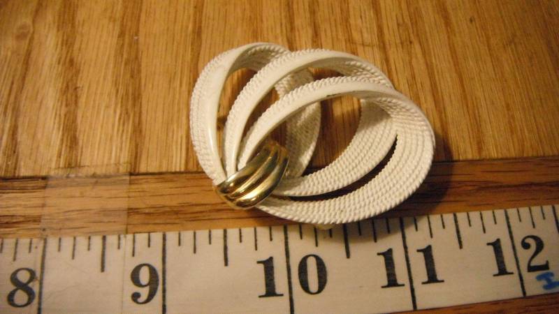 Designer "Monet" Abstrakte Brosche in Weiß & Goldfarben Emaille von TrueDuckEmporium