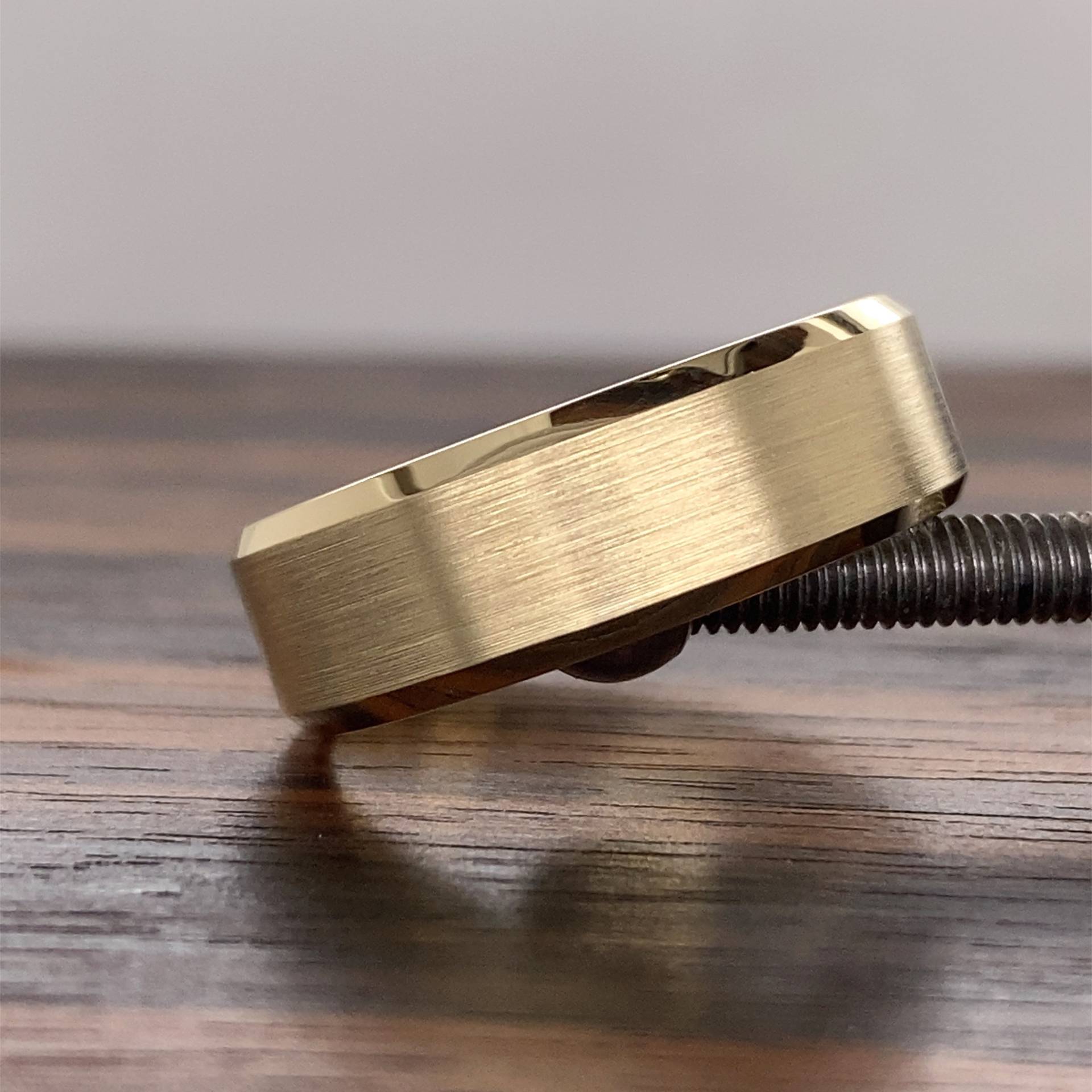 14K Gold 7mm Abgeschrägte Kante Ehering | Comfort Fit Herren Matt Pinsel Satin Unisex Jubiläum von TrueLuxeDesignsCo