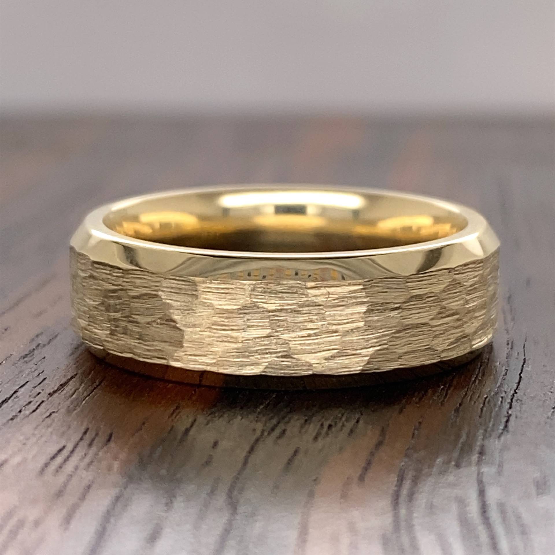 14K Gold Hammer Ehering Mit Abgeschrägten Kanten | 6mm | Herren Rustikaler Comfort Fit Gehämmerter Herrenring von TrueLuxeDesignsCo