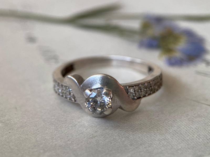Seltener Antiker Vintage-Sterlingsilberring Mit Weißen Strasssteinen Und Zirkonia, Ringgröße 17, Made in Der Ukraine Im Jahr 1993 Seltener Antiker Vintage-Sterlingsilberring Mit Weißen Strasssteinen Und Zirkonia, Ringgröße 17, Made in Der Ukraine Im Jahr 1993 von TrueOldEurope