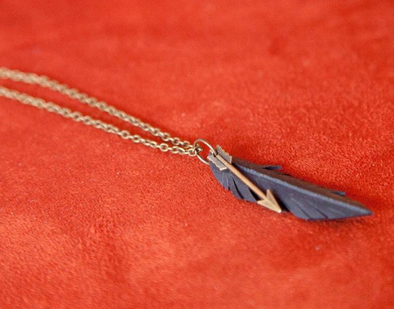 Vegan Feder & Kleiner Pfeil Halskette Vegan Feder & Kleiner Pfeil Halskette von TruePartnersInCraft