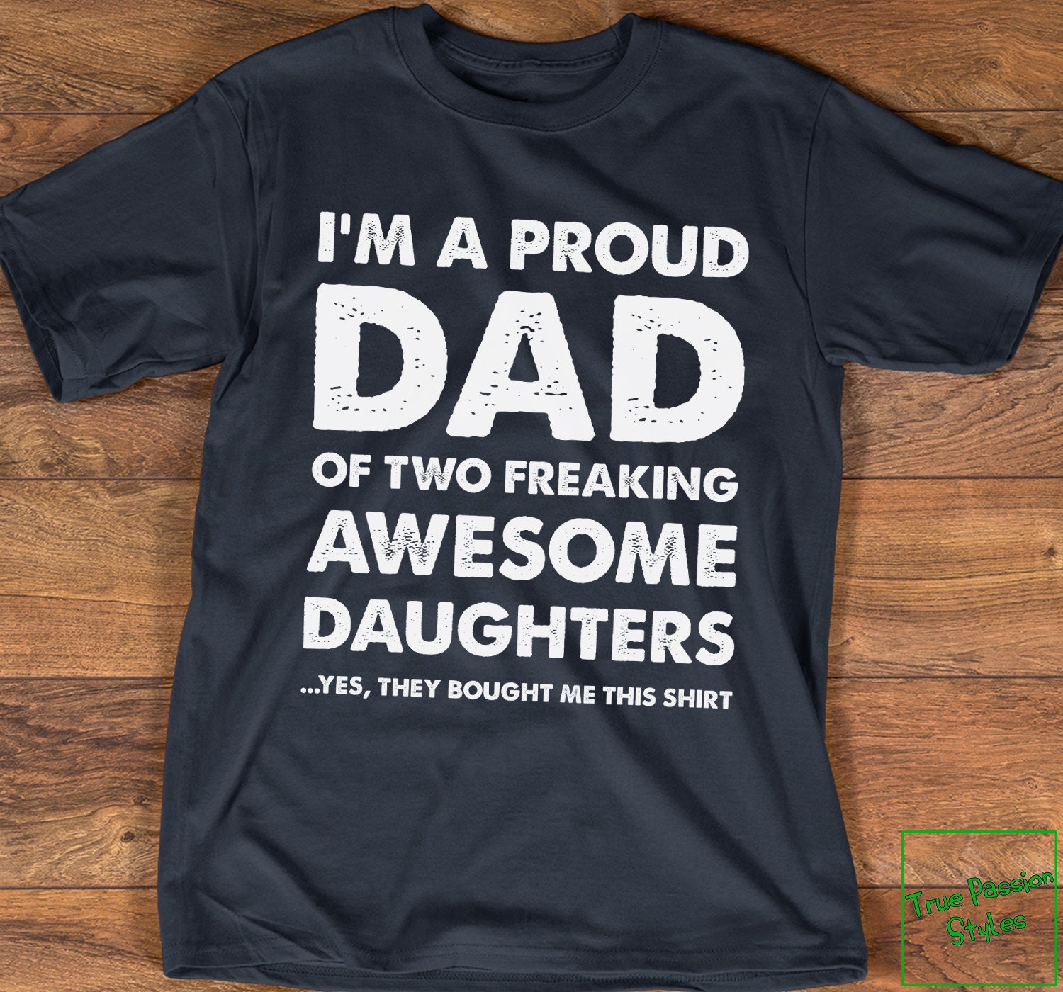 Vatertag Geschenk T-Shirt, Stolzer Papa Von Zwei Freaking Awesome Daughters Shirt, Humor Vatertagsshirt Für Töchtern von TruePassionStyles